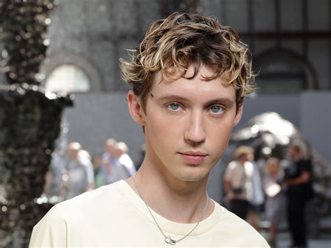 Troye Sivan Reveals How He Felt About Getting Naked in Music。